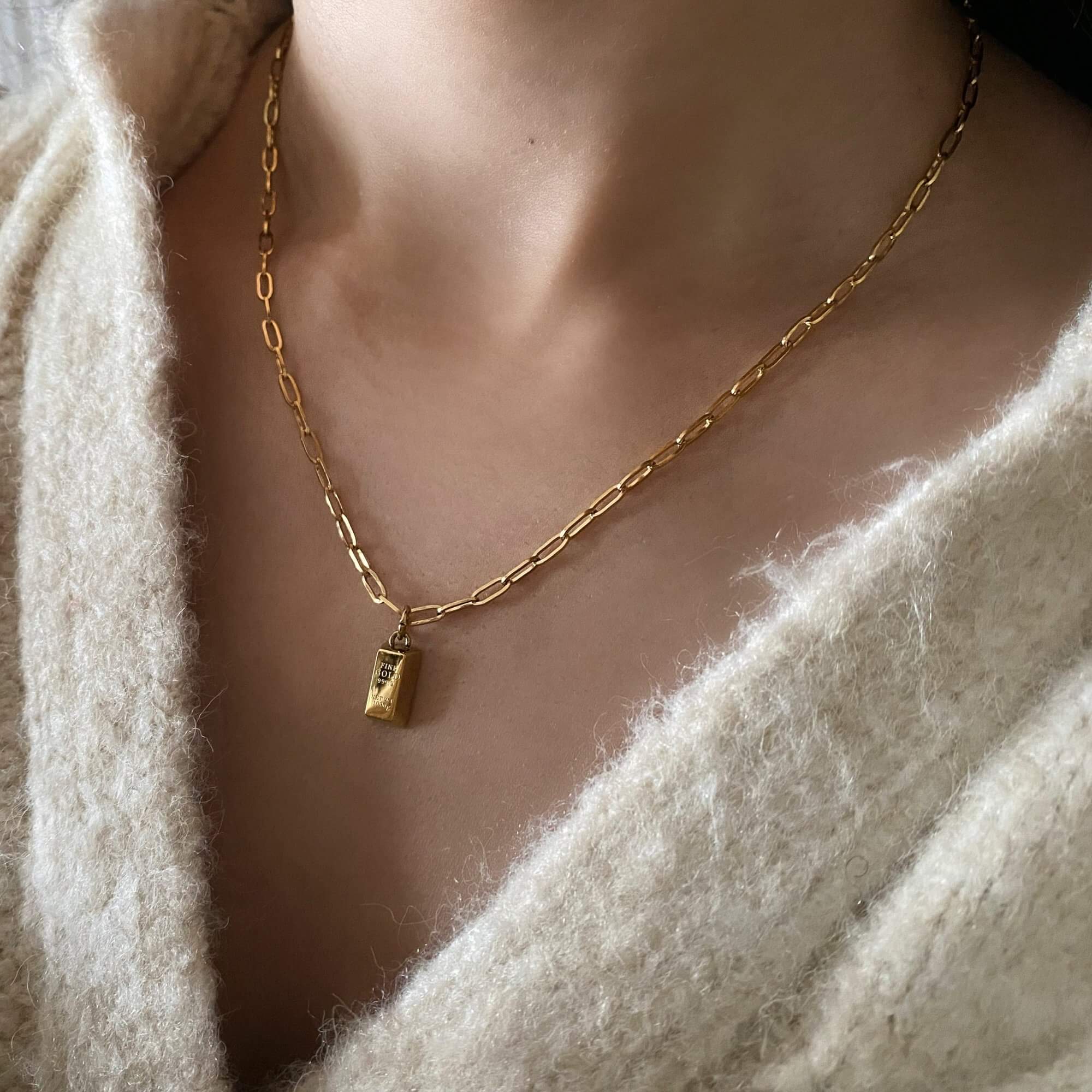 Side view of the KoldyN 18K gold bar pendant necklace by Kampy Designs, showcasing its sleek rectangular design and modern minimalist aesthetic.