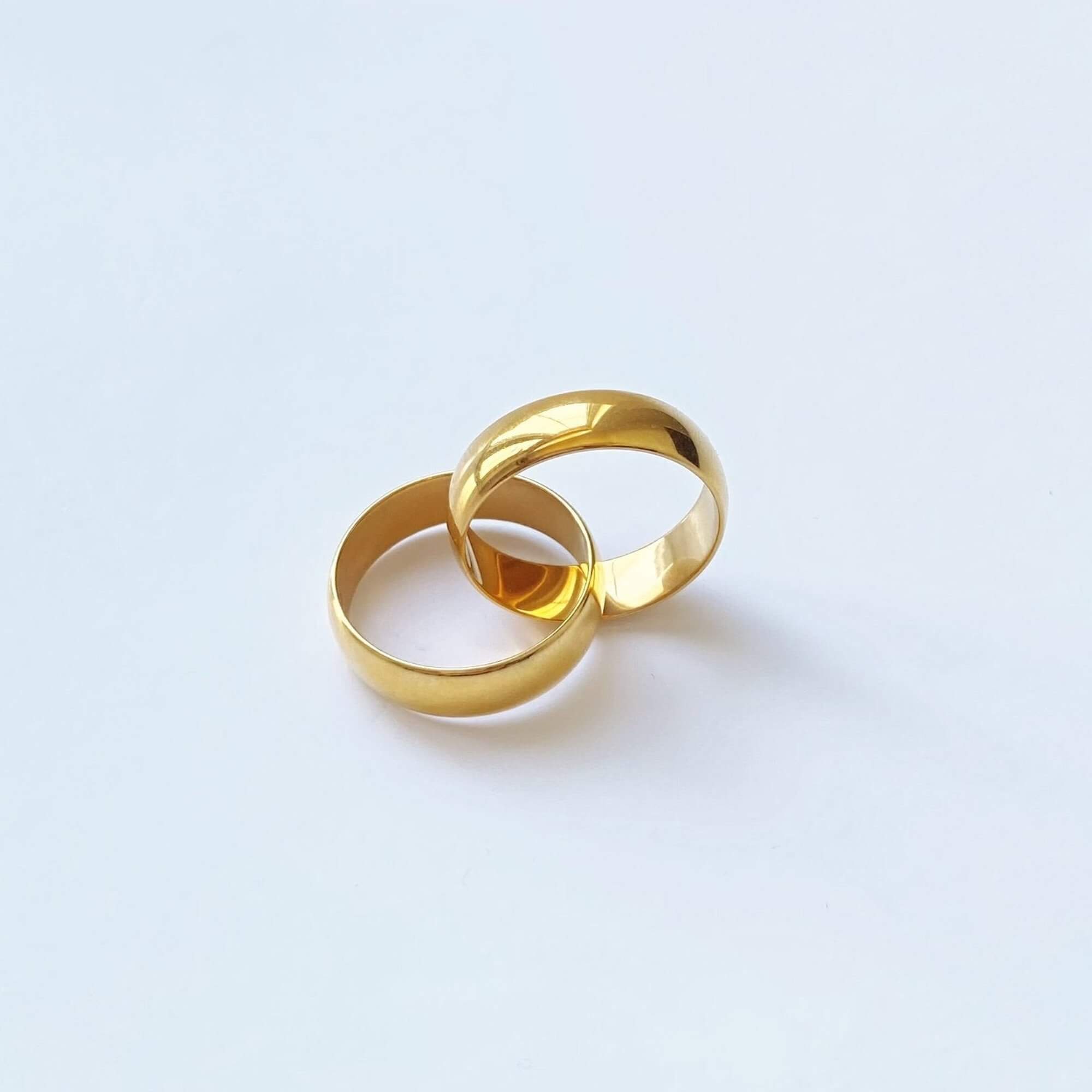 Front view of the KatR thick interlocking ring by Kampy Designs, highlighting its bold, sculptural design and seamless gold interlocking loops.