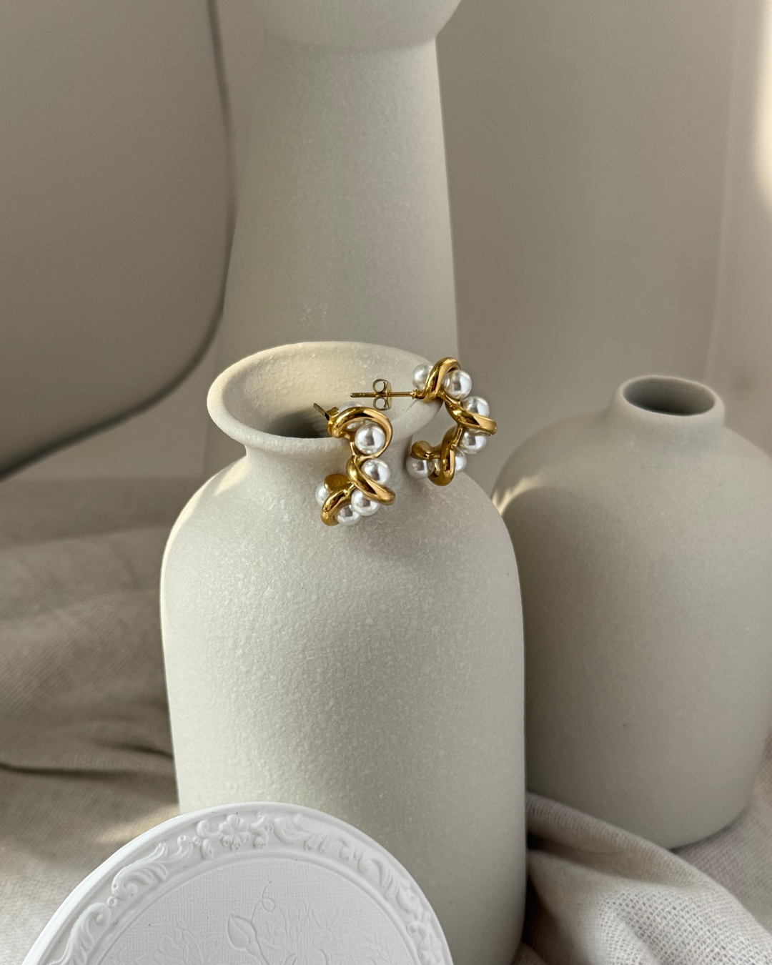 Twisted Pearl Cluster Hoop Earrings – Gold Sculptural Statement Pair