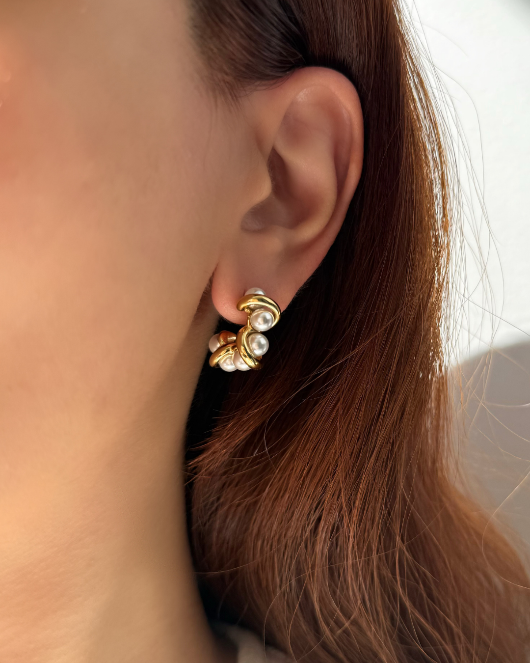 Twisted Pearl Cluster Hoop Earrings – Gold Sculptural Statement Pair