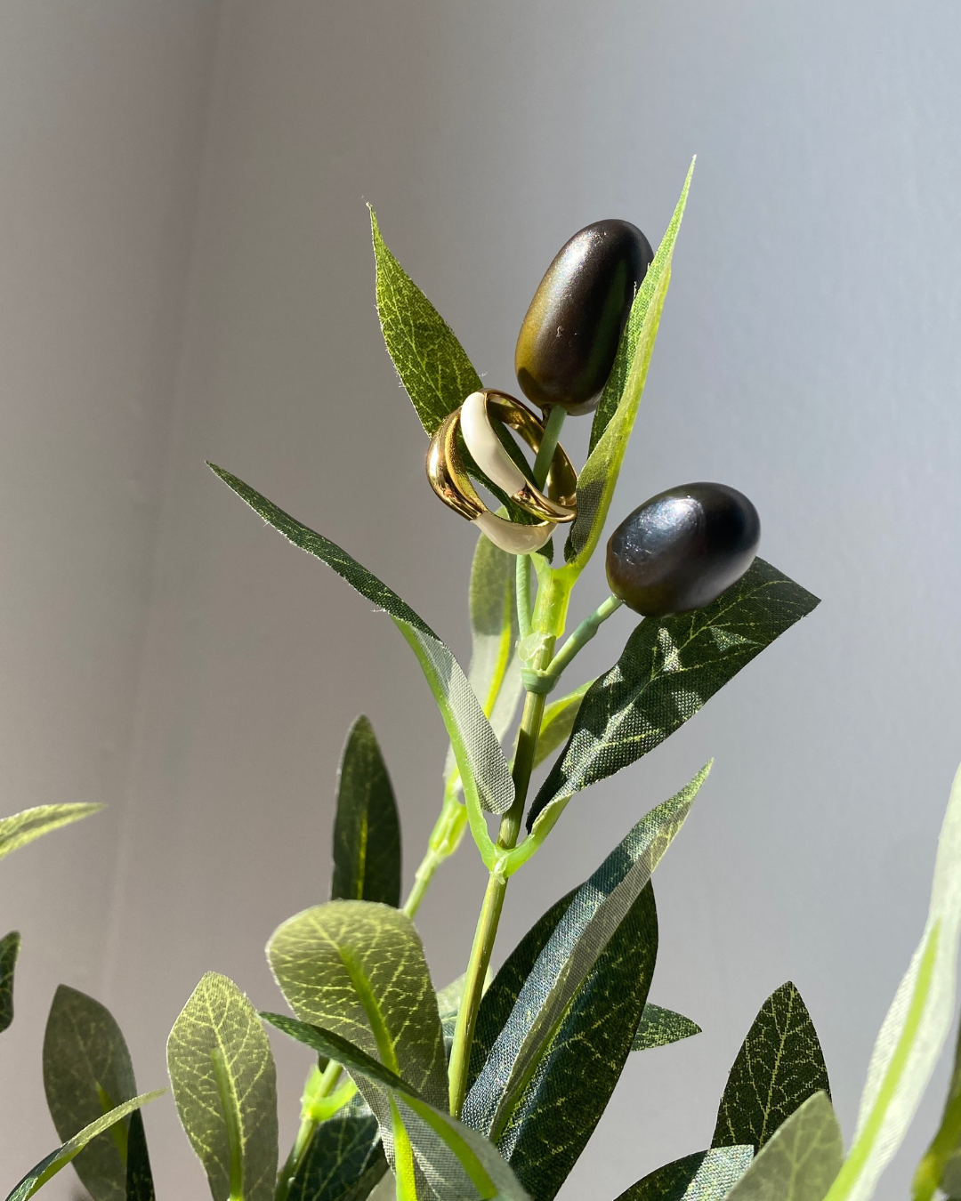 Beige Enamel Split Shank Ring