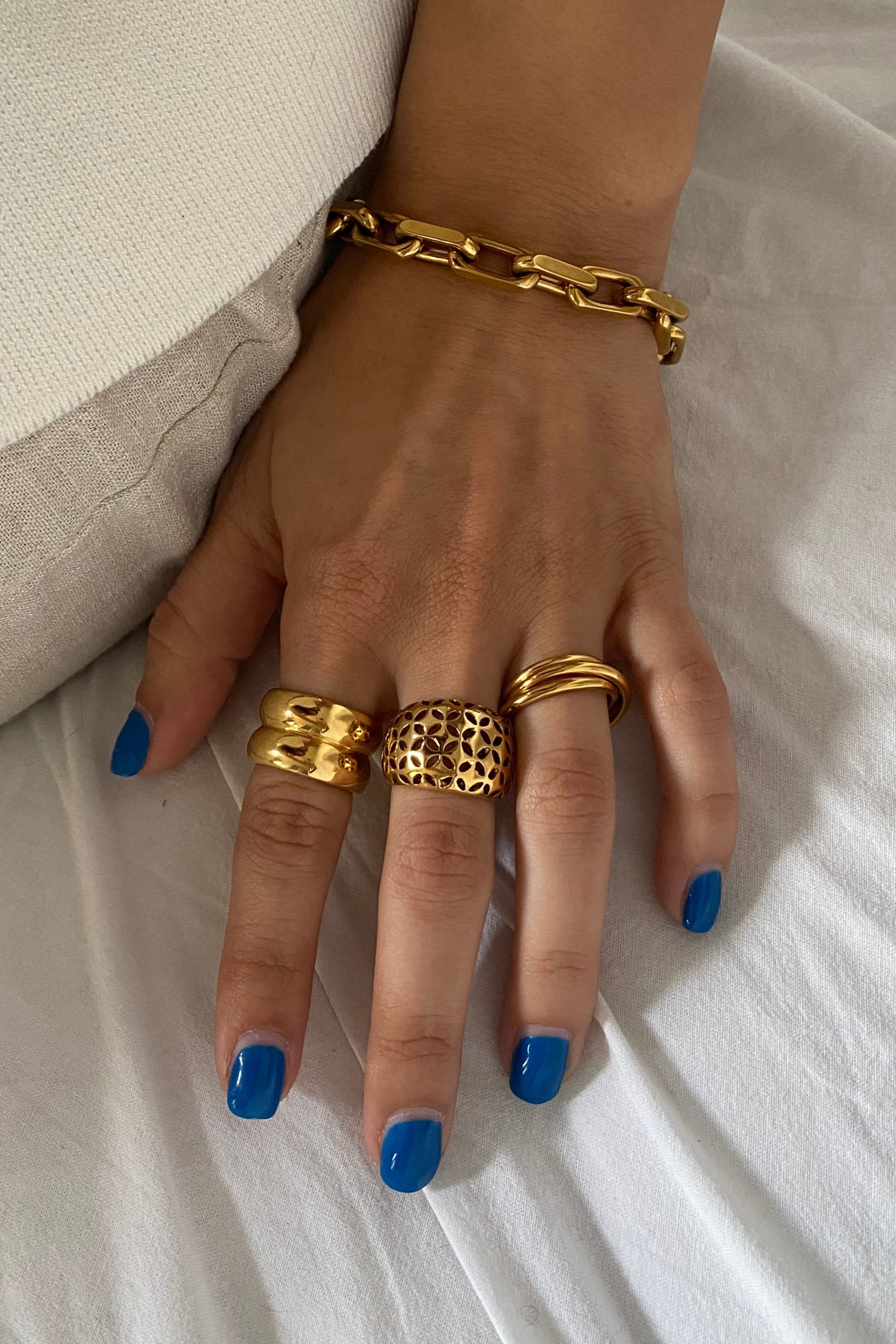 Thin Interlocking Rings