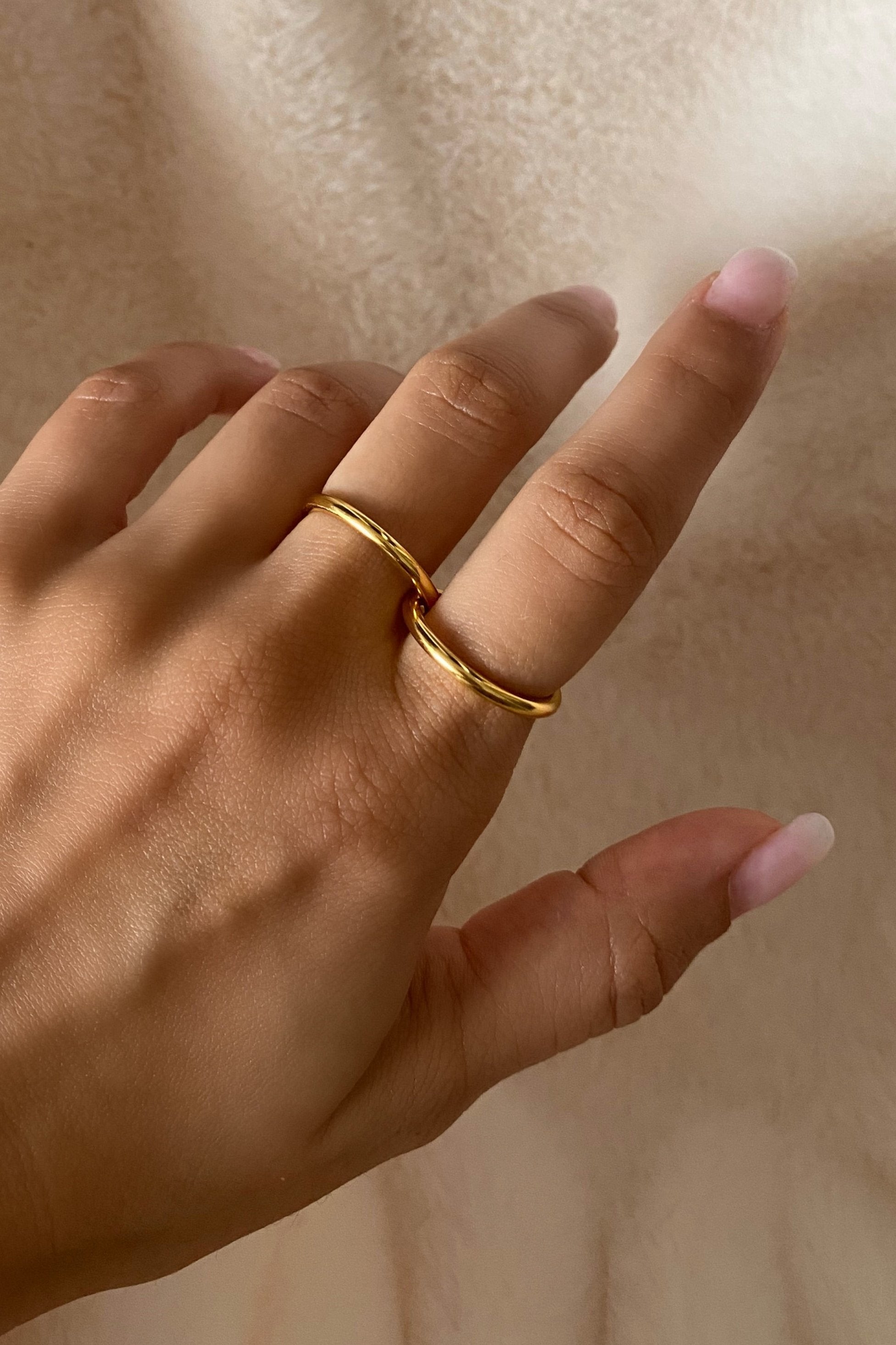 Thin Interlocking Rings