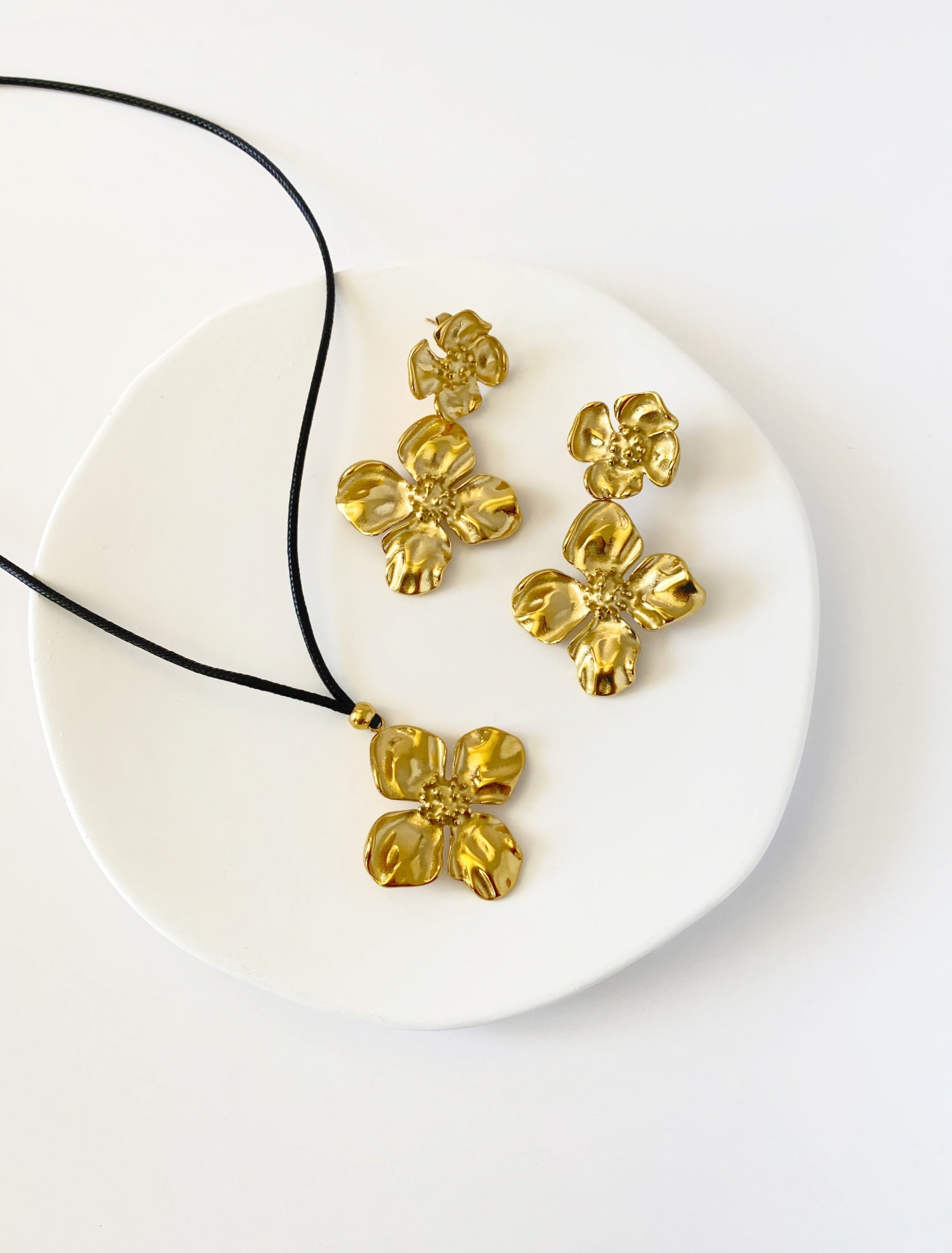 Gold Flower Pendant Chord Necklace