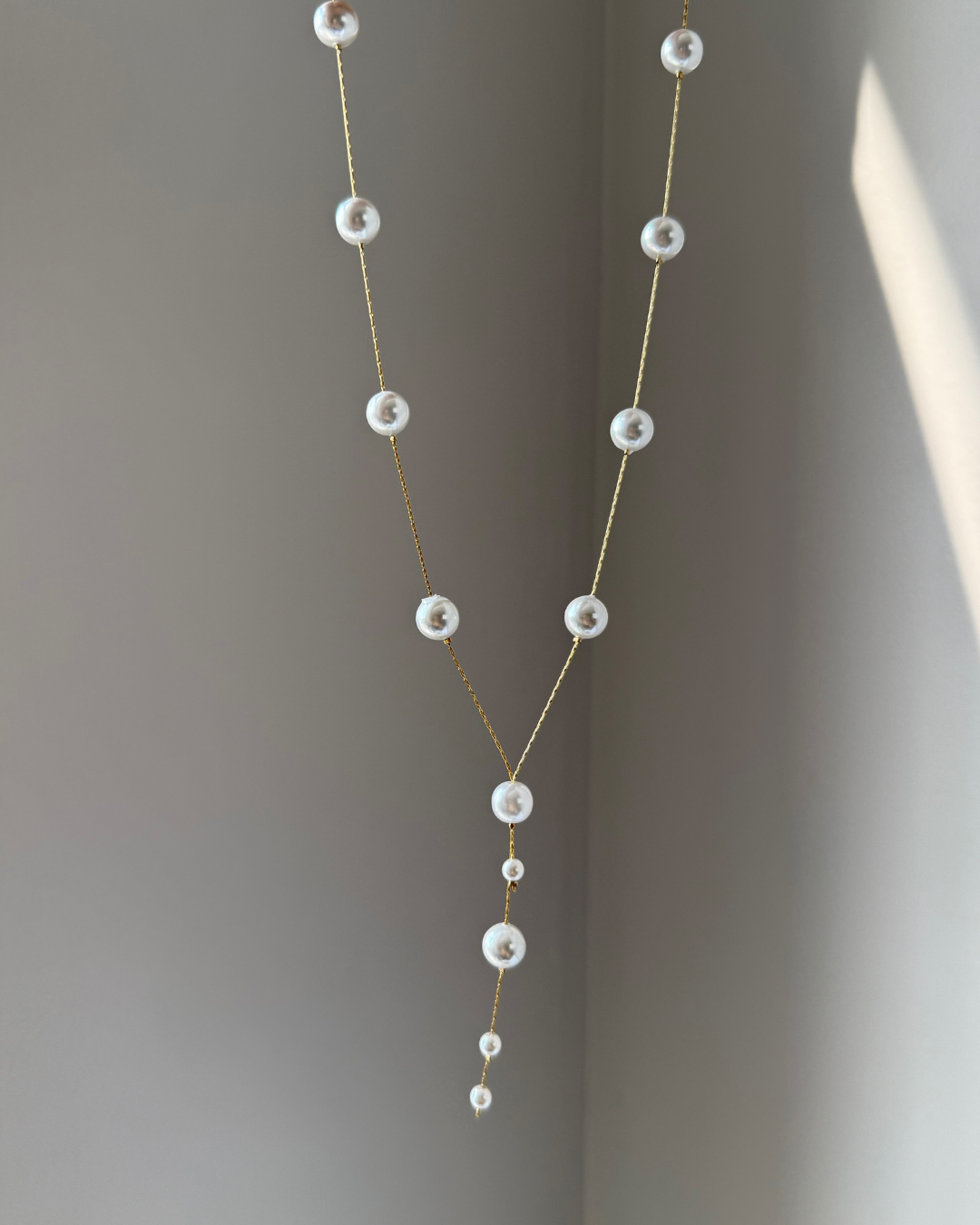 Floating Pearl Lariat Necklace – Gold Y Chain with Drop Pendant