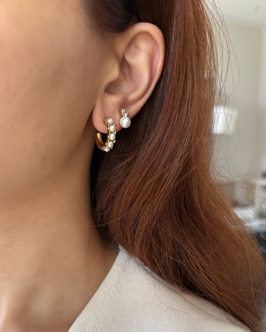 Gold Pearl Inlay Hoop Earrings – Modern Curve with Beaded Accent