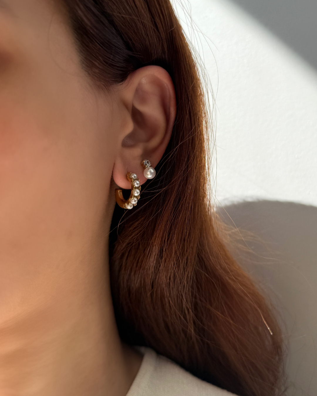 Gold Pearl Inlay Hoop Earrings – Modern Curve with Beaded Accent