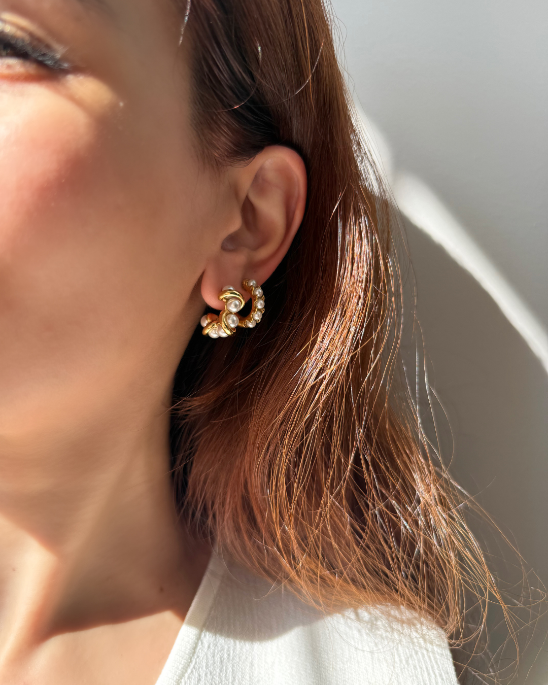 Gold Pearl Inlay Hoop Earrings – Modern Curve with Beaded Accent