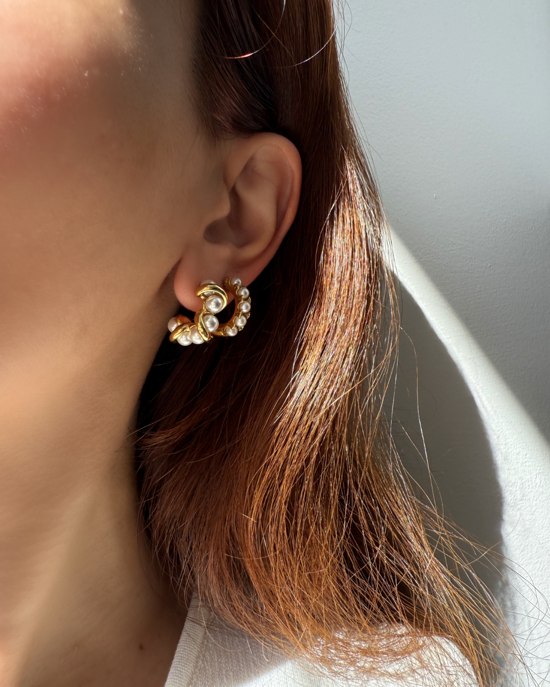 Gold Pearl Inlay Hoop Earrings – Modern Curve with Beaded Accent