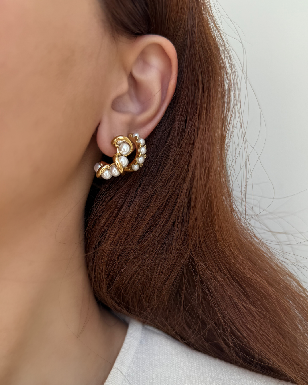 Gold Pearl Inlay Hoop Earrings – Modern Curve with Beaded Accent