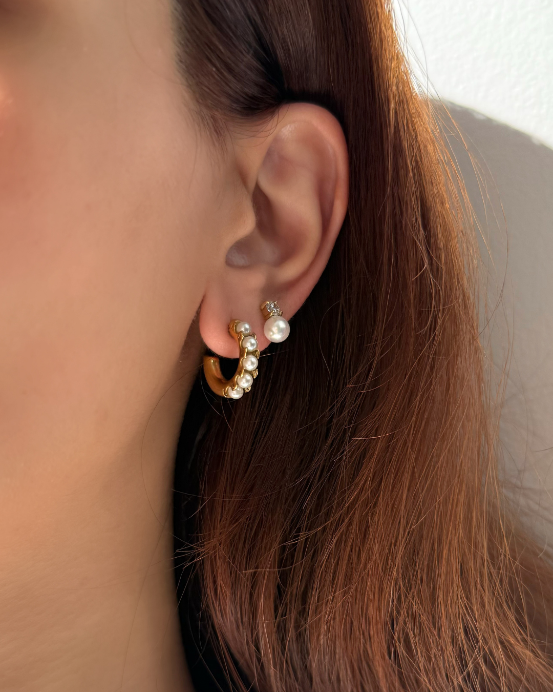 Gold Pearl Inlay Hoop Earrings – Modern Curve with Beaded Accent