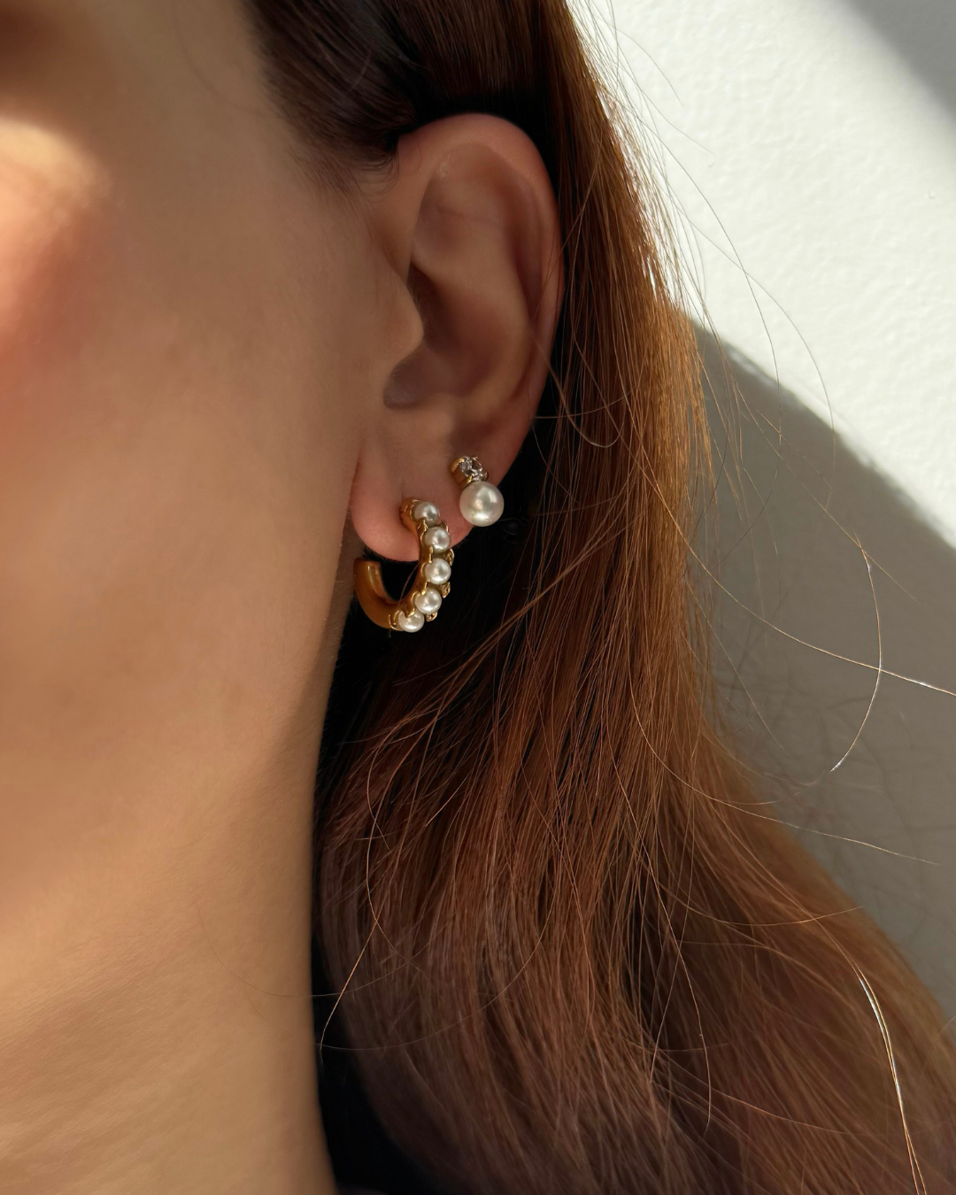 Gold Pearl Inlay Hoop Earrings – Modern Curve with Beaded Accent